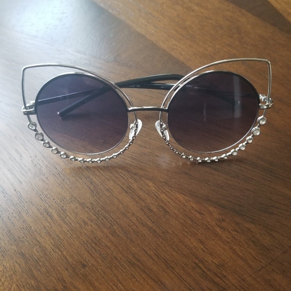 New!! Cat Eye Mirrored Diamond Summer Sunglasses - Picture 2 of 3
